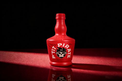 bottiglia di liquore in vetro rosso