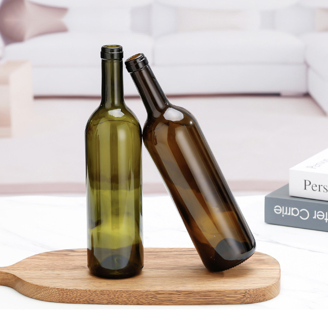 Bottiglia di vino rosso bordeaux con tappo in sughero verde ambra vuoto da 750 ml