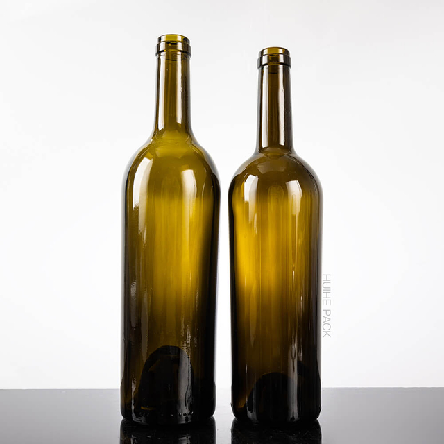 Bottiglia di vino rosso bordolese in vetro verde scuro da 75 cl