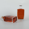 Bottiglia di whisky quadrata in vetro da 700 ml con finitura in sughero