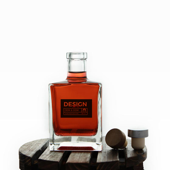 A forma quadrata a bottiglia di liquore in vetro super foca