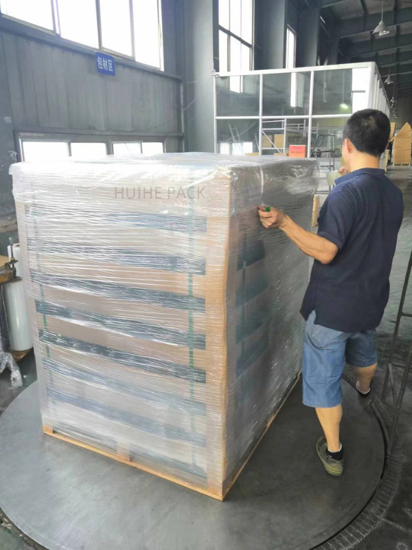 pacchetto di bottiglie di liquori