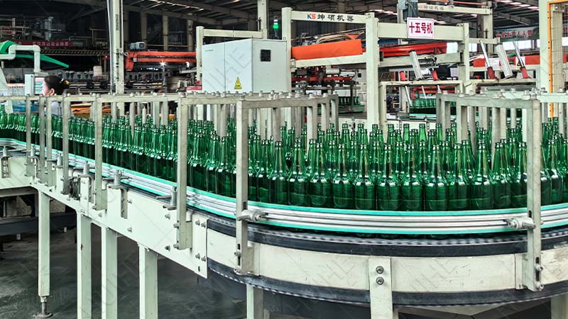 Creste delle bottiglie di birra sul fondo - linea di produzione di bottiglie di birra 2