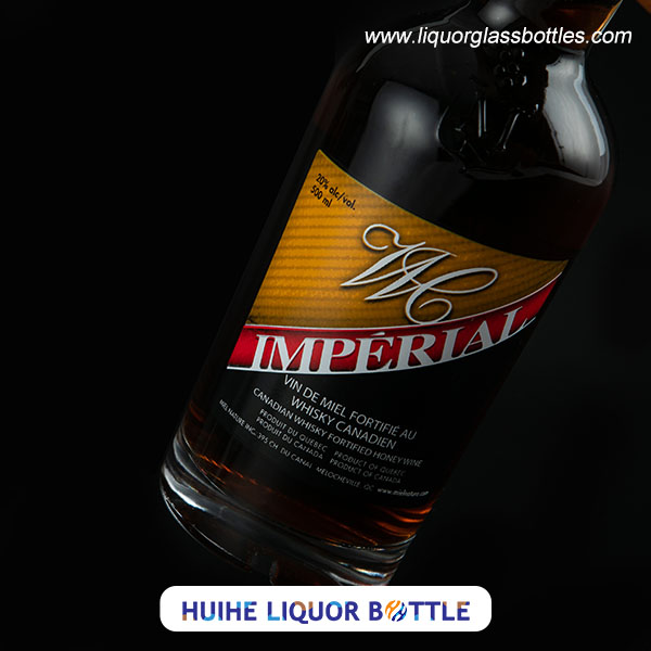 Etichettatura della bottiglia di liquore