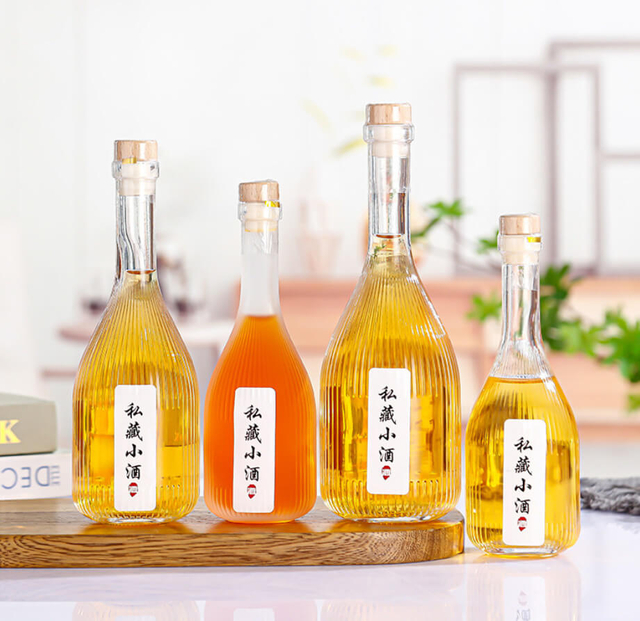 Bottiglie di vetro di vino dolce a strisce con collo lungo