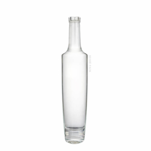 Bottiglia di liquore esultata elegante allungata