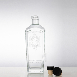 'Bottiglia di liquore rettangolare dei bordi angolati.
