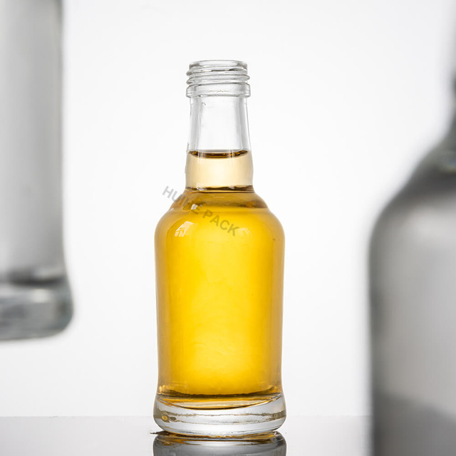 Piccole bottiglie di whisky in vetro trasparente di fascia alta da 50 ml