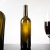 Bottiglia di vino rosso bordolese in vetro verde scuro da 75 cl