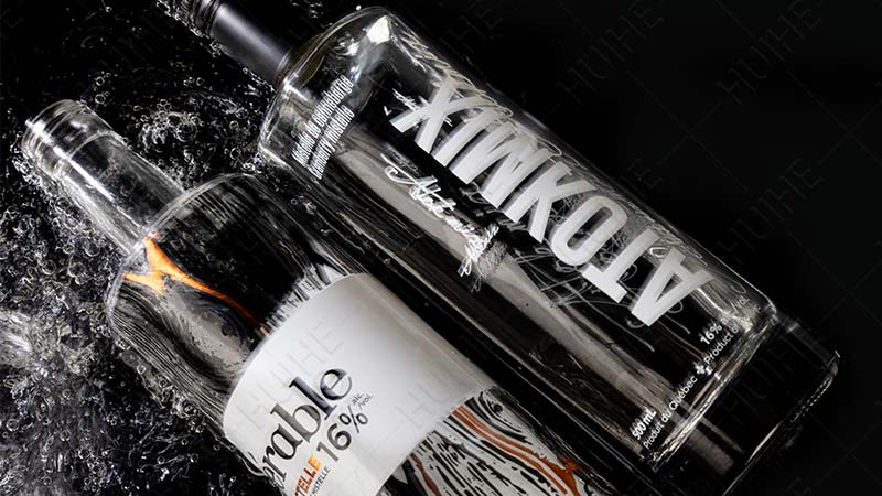 Diverse dimensioni di bottiglie di vodka in vetro: bottiglia di vodka da 75 cl