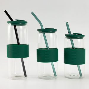 Bottiglia per bevande alta cilindrica in vetro borosilicato trasparente con cinturino in silicone