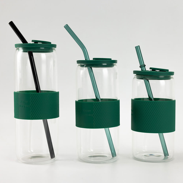 Bottiglia per bevande alta cilindrica in vetro borosilicato trasparente con cinturino in silicone