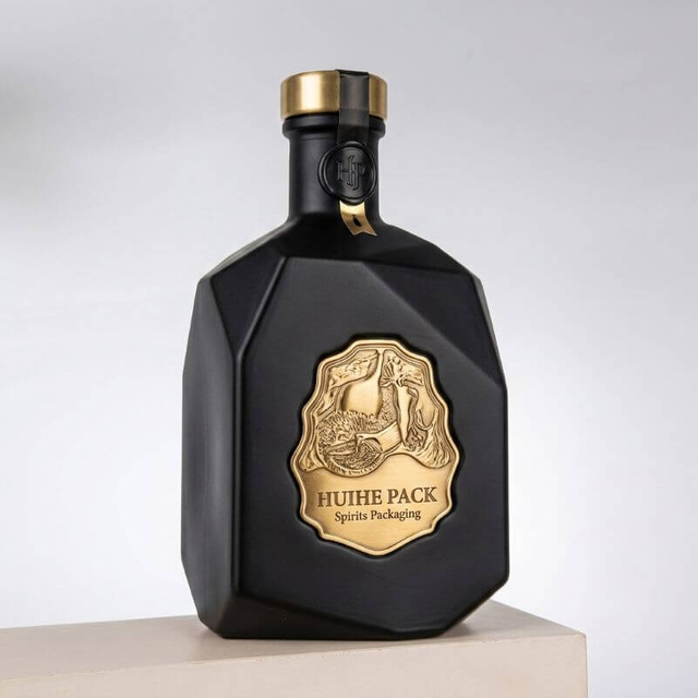 Struttura angolare irregolare Bottiglia di liquore a bordi sfaccettati