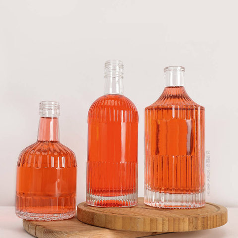 Vite rotonda a costine e bottiglie di liquore in vetro di sughero