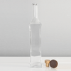Bottiglia per alcolici in vetro allungata da 700 ml di curve eleganti