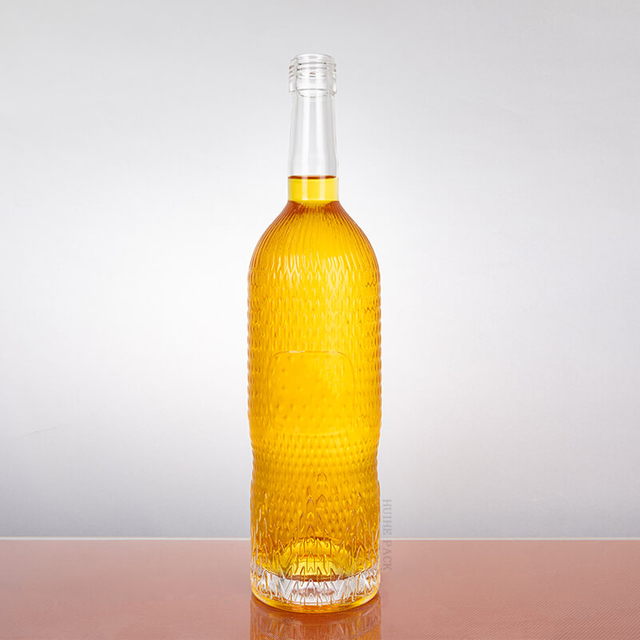 Bottiglia di vodka in vetro trasparente con texture simile a un ciottolo