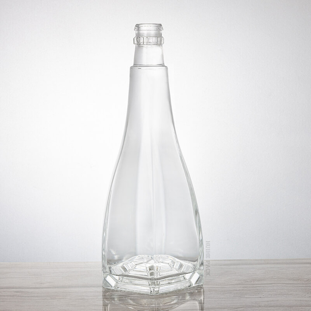 Bottiglia a snello in vetro affusolato con creste verticali