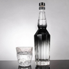Bottiglia di whisky in vetro angolare esagonale con collo lungo