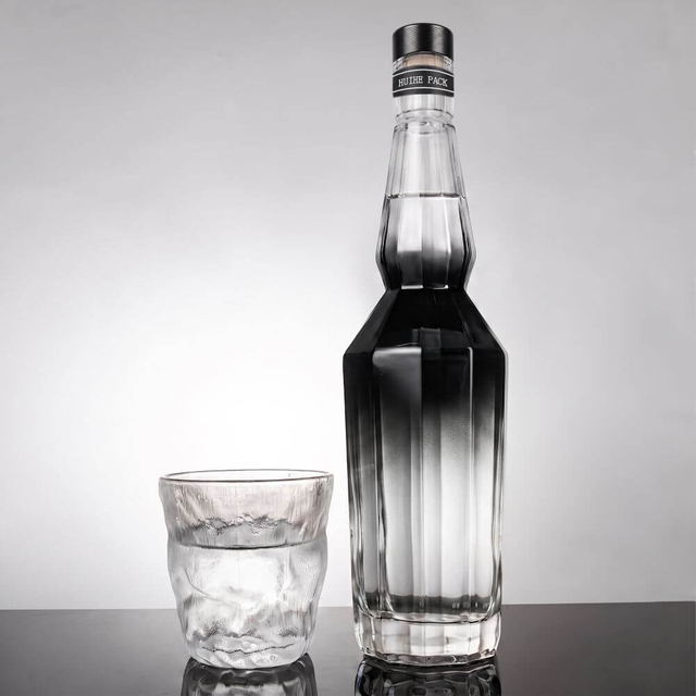Bottiglia di whisky in vetro angolare esagonale con collo lungo