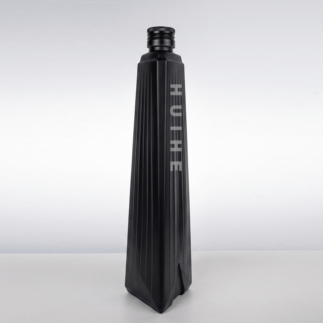 700 ml Slimatura sottile triangolare a costine bottiglia di liquore in vetro