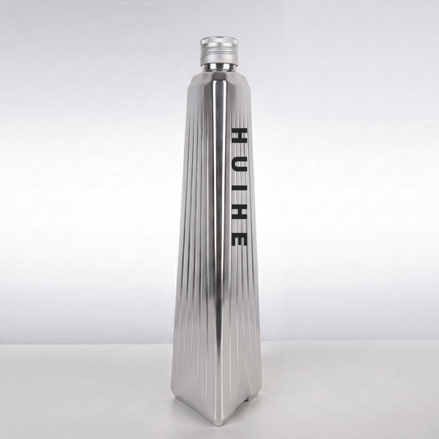 700 ml Slimatura sottile triangolare a costine bottiglia di liquore in vetro