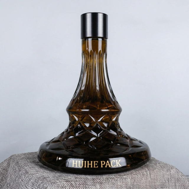 Bottiglia a liquore a fondo largo con diamante - rilievo modellato