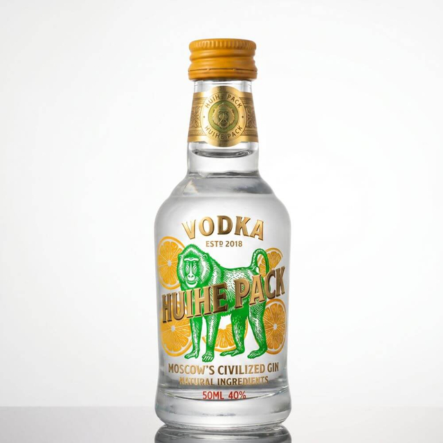 Piccole bottiglie di whisky in vetro trasparente di fascia alta da 50 ml