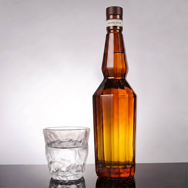 Bottiglia di whisky in vetro angolare esagonale con collo lungo